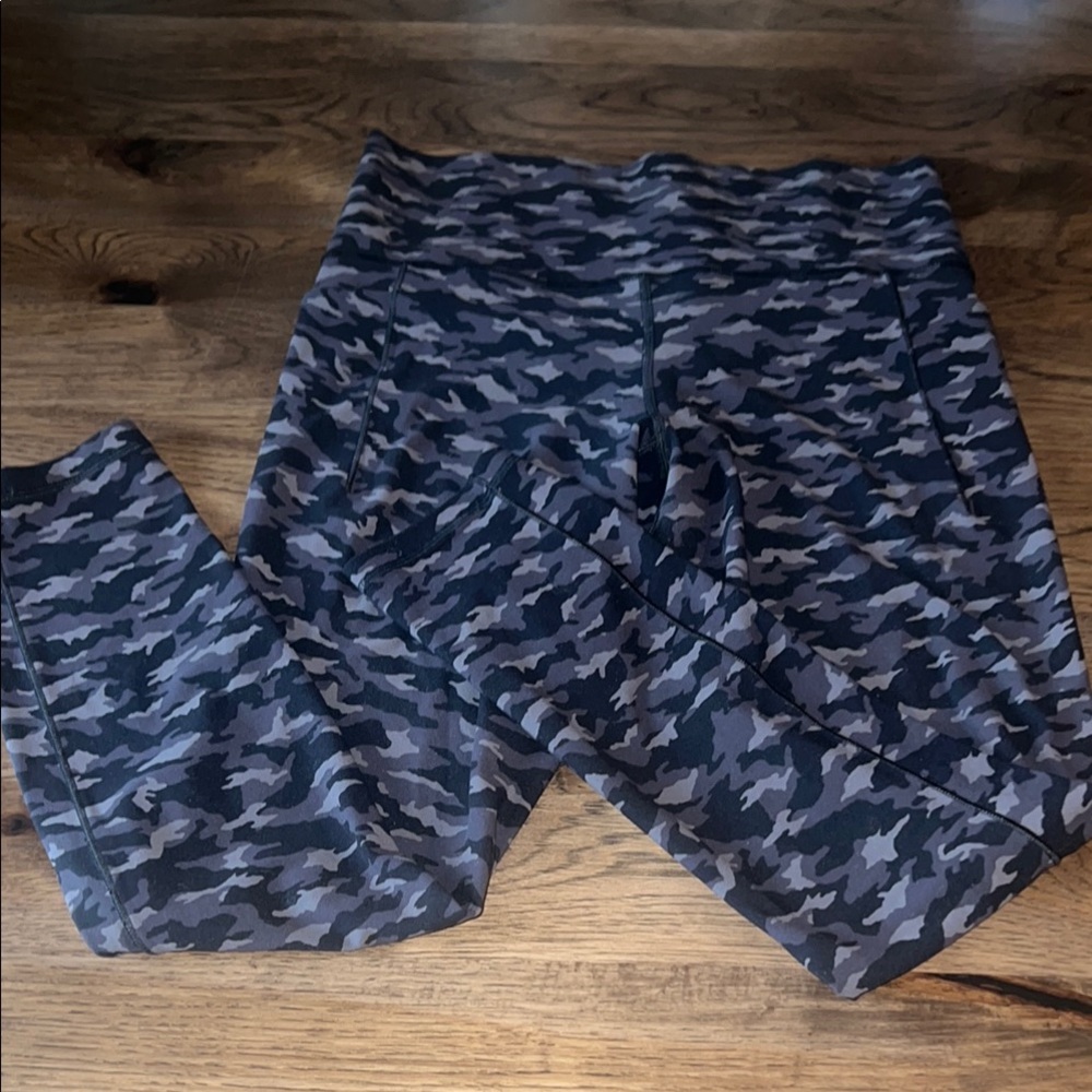 ATHLETA Black Camo Salutations Stash Pocket ll 7/8 Tight Leggings Size M/T